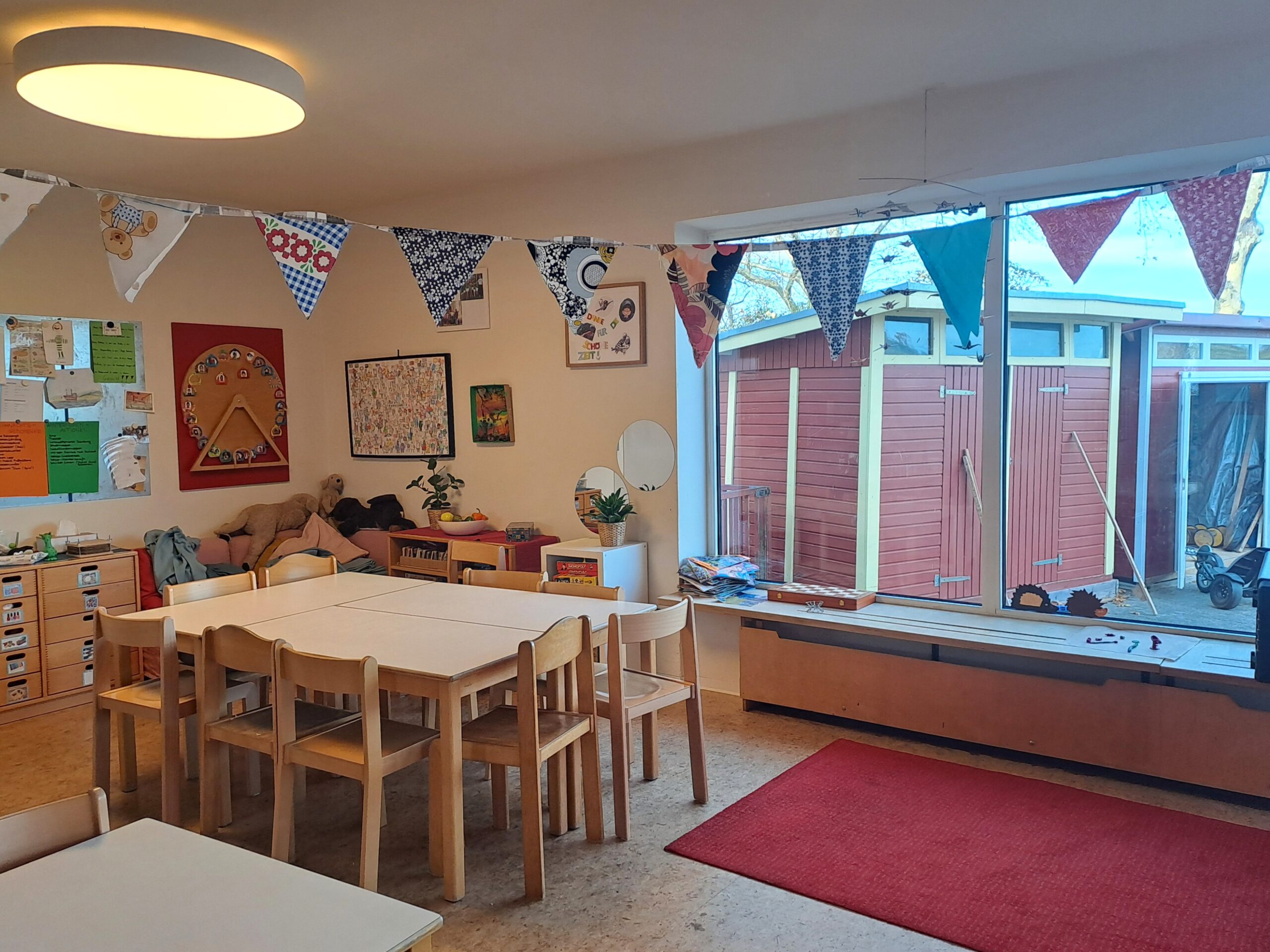 Gruppenraum-3 Zeigt den Gruppenraum der Bossebande mit Blick auf den Spielzeugschuppen