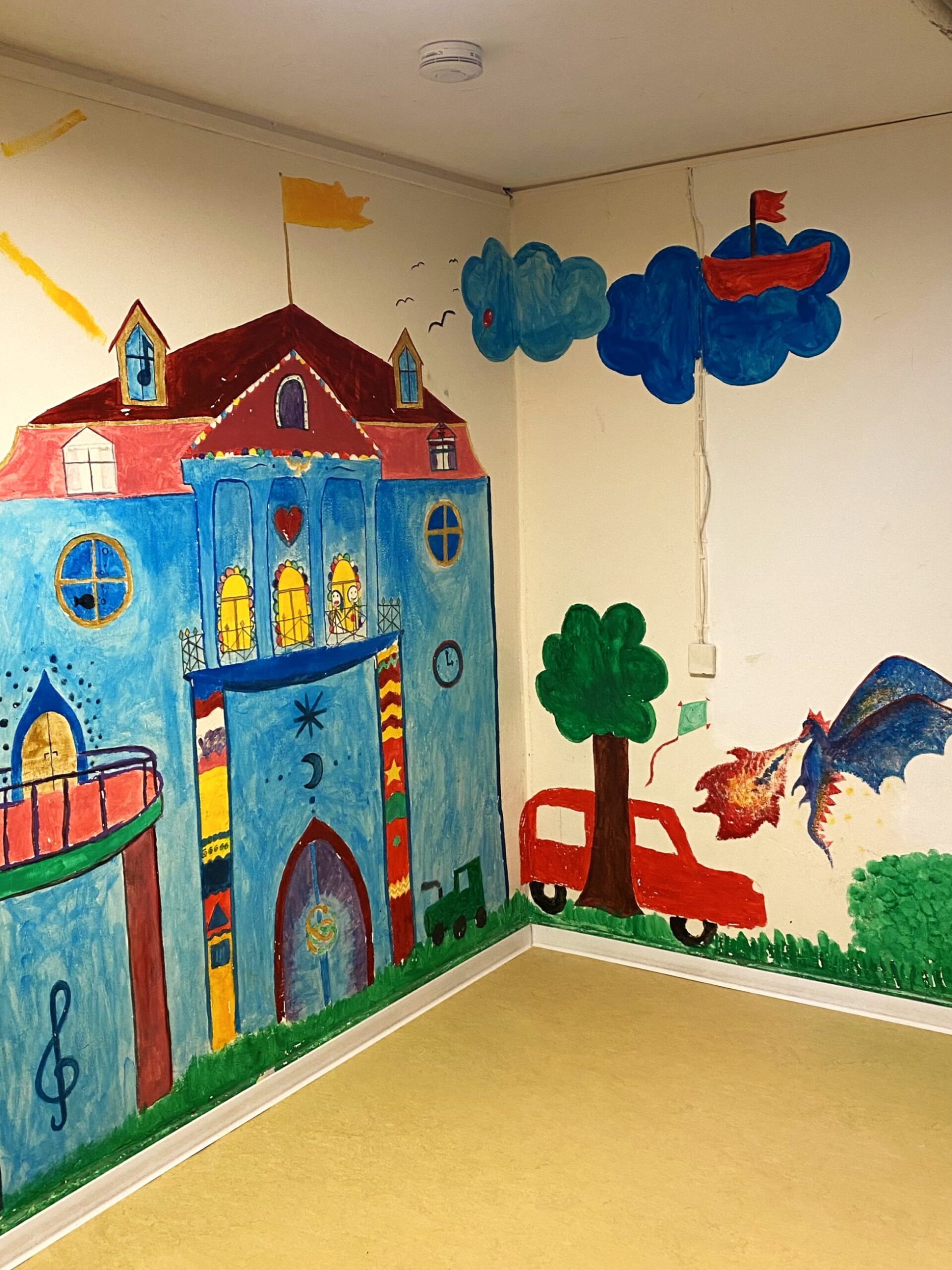 Wandbild Zeigt ein Wandbild von einem Schloss im Untergeschoss der Bossebende